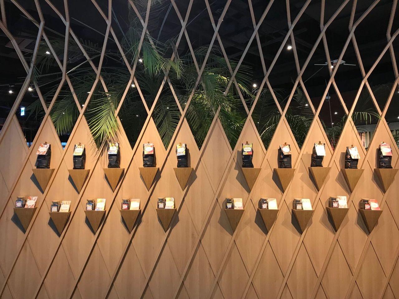 具有獨特設計風格的韓國星巴克The鐘路店。